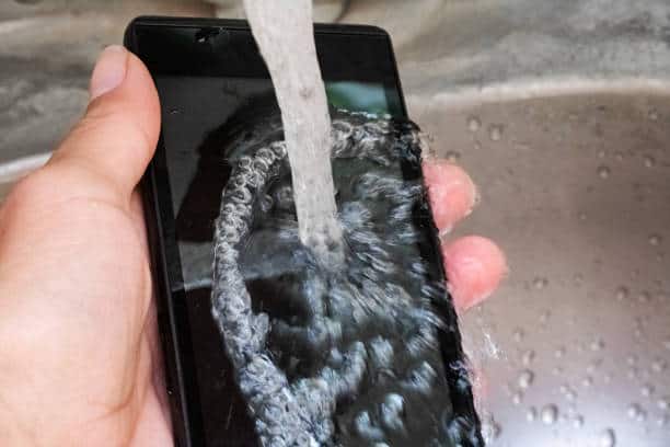 Rinse Smartphone in fresh water